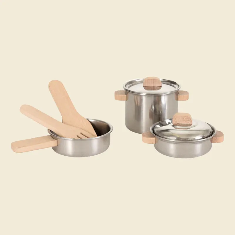 Set of pots and pans