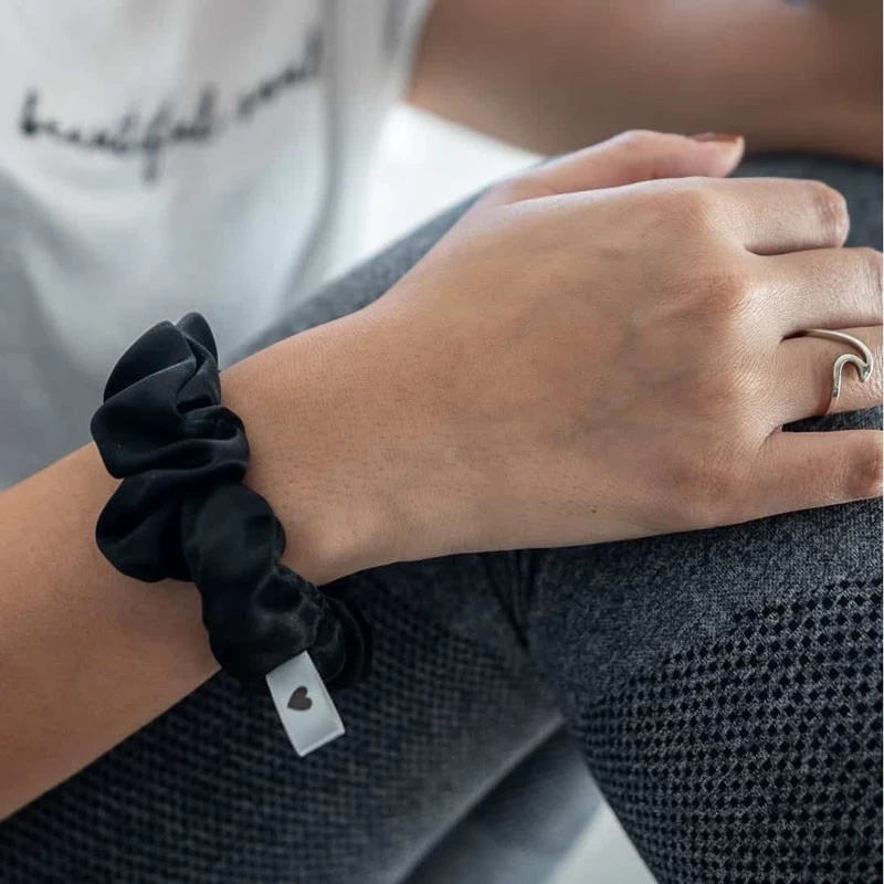 Chouchou Bellody en soie - Classic Black - BEL-HS-06A1A - Bellody - Elastiques pour cheveux - Le Nuage de Charlotte