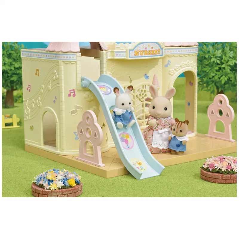 Sylvanian Families – Coffret Le Royaume Des Bébés – Crèche, Bus Arc-en-Ciel, Château + 2 Figurines – Jouet Enfant 3 Ans Et +