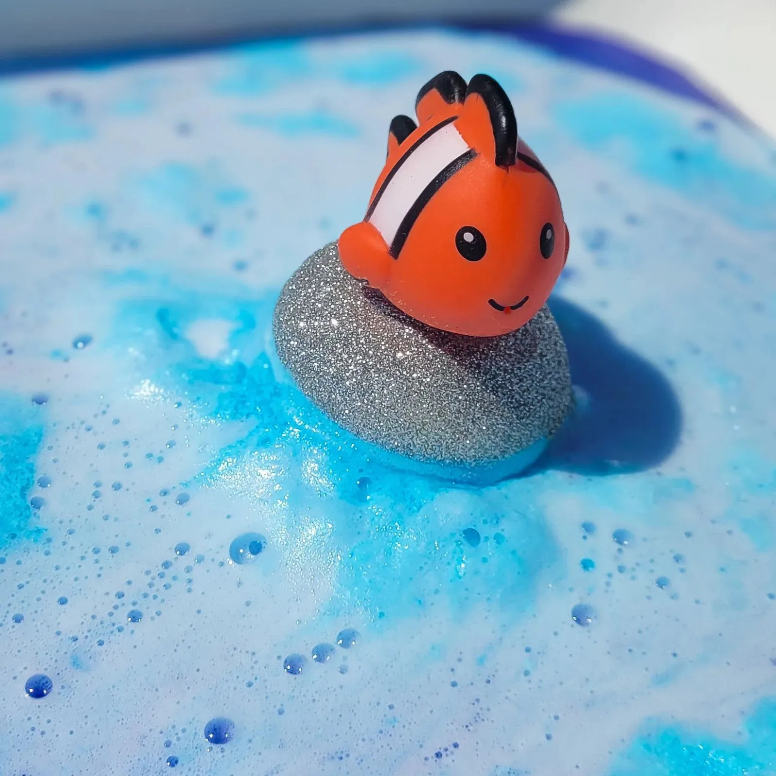 Bomb Cosmetics Bombe de Bain - Stop Clown-fishing Around Bath Blaster – vue 2 – Bombes de bain