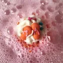 Bomb Cosmetics Bombe de Bain - Girls Just Wanna Have Sun Bath Blaster – vue 2 – Bombes de bain