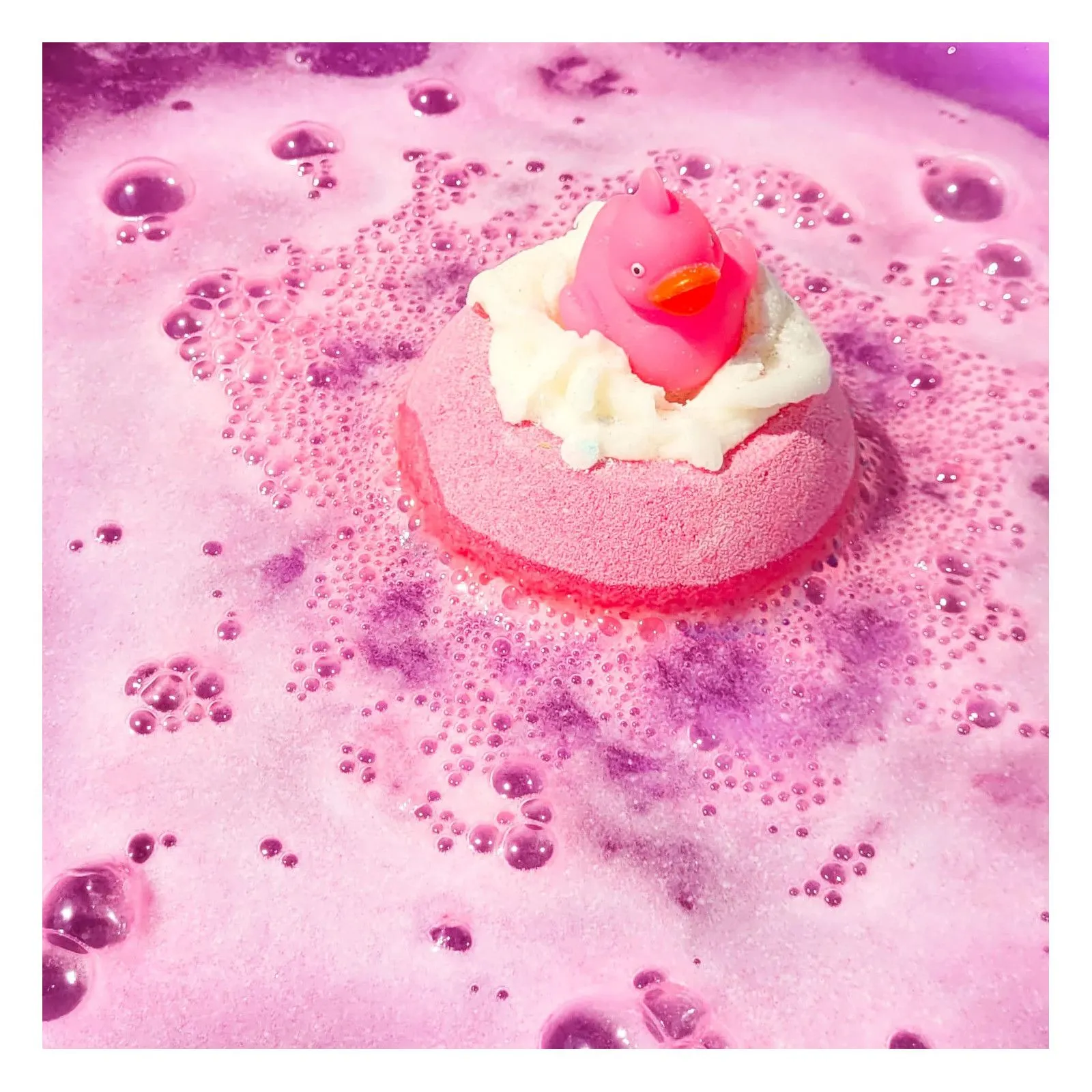 Bomb Cosmetics Bombe de Bain -   Pink Ducky Bath Blaster – vue 2 – Bombes de bain