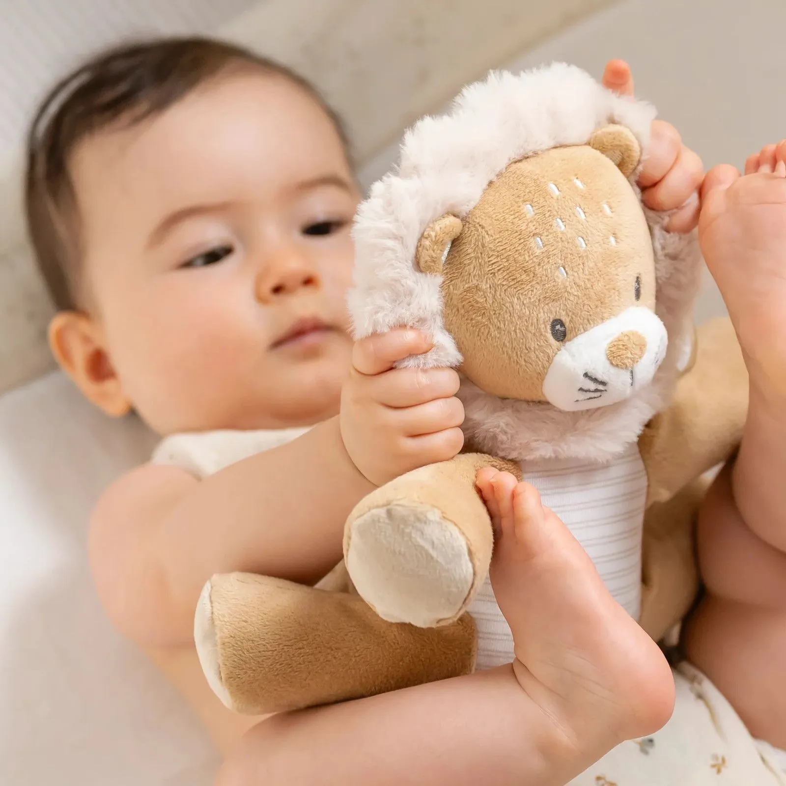 Nattou Peluche Musicale Lion FLO, ERNEST & OLI - 27 cm - Ernest Brun – vue 3 – Jouets musicaux