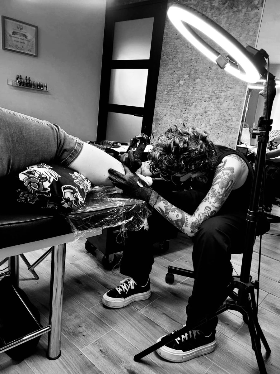 Nikita en train de tatouer dans son studio NKT.INK à Hennuyères