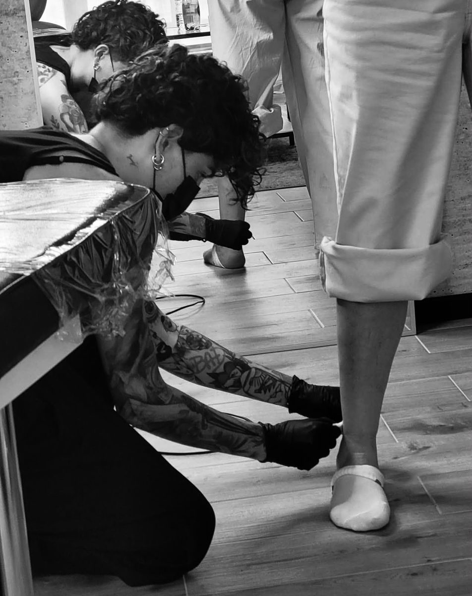 Nikita prépare un tatouage à la cheville