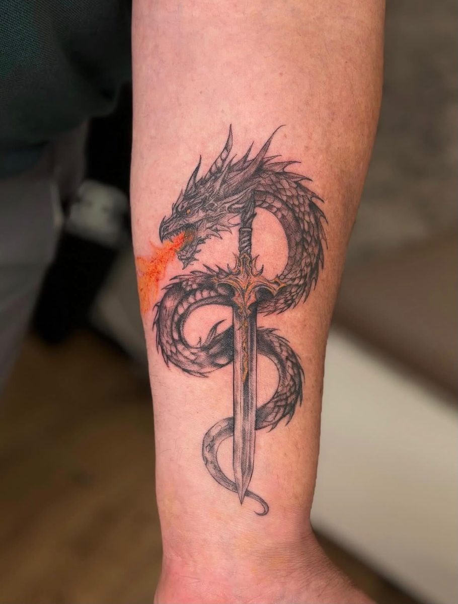 Tatouage dragon enroulé autour d’une épée, flammes orangées, par Nikita, NKT.INK