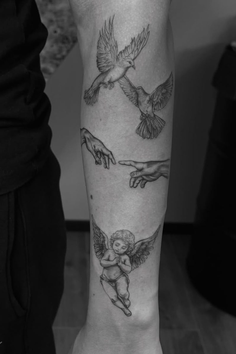 Tatouage des mains de la Création d’Adam, colombes et chérubin par Nikita, NKT.INK