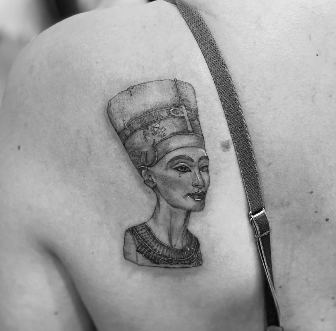 Tatouage réaliste de Néfertiti en noir et gris par Nikita, NKT.INK