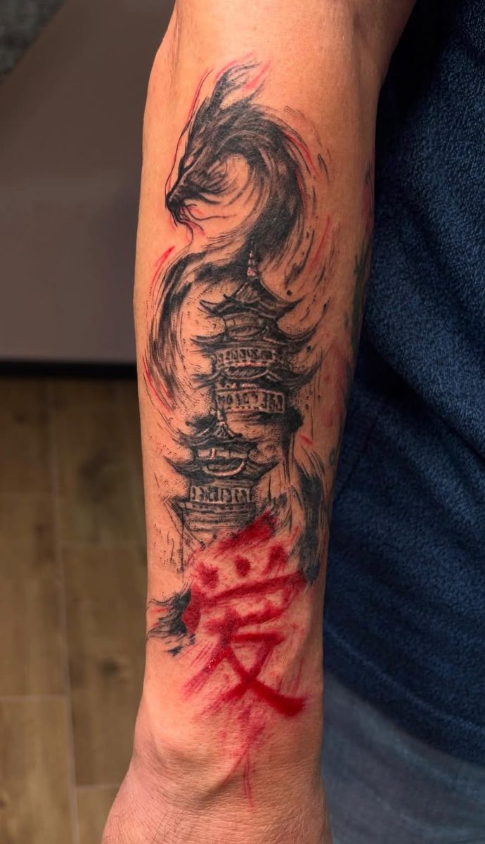 Tatouage pagode et dragon avec accents rouges par Nikita, NKT.INK