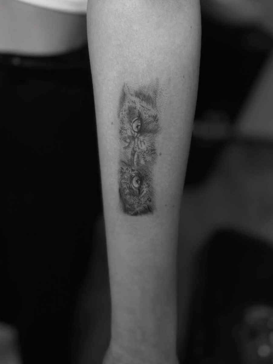 Tatouage réaliste du regard d’un chat sur l’avant-bras par Nikita, NKT.INK