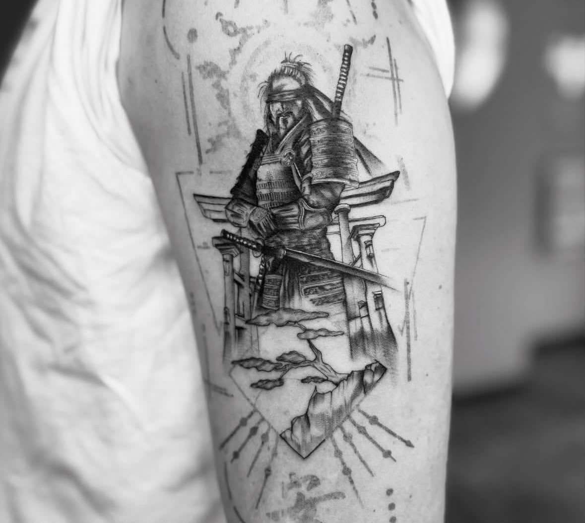 Tatouage samouraï devant un torii par Nikita, NKT.INK