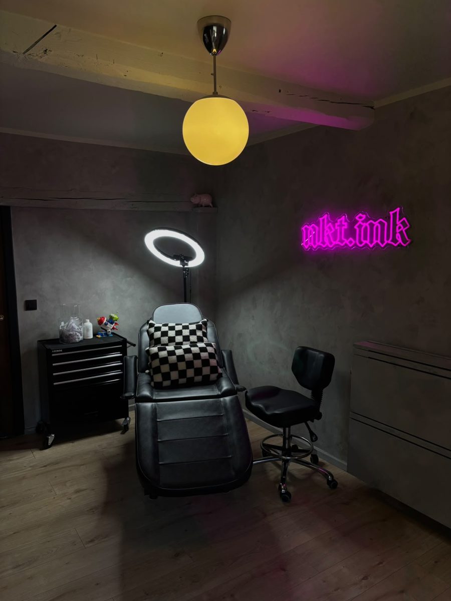 Le studio NKT.INK à Hennuyères et son néon rose